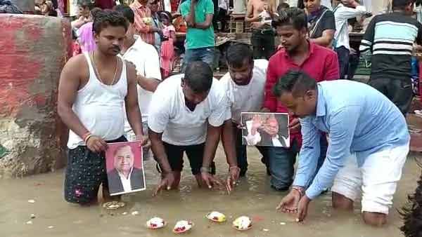 दीपदान कर मुलायम सिंह यादव को दी गई श्रद्धांजलि