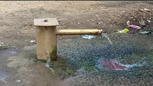 उमरिया हैंडपंप से निकल रहा पानी उमरिया हैंडपंप से निकल रहा पानी