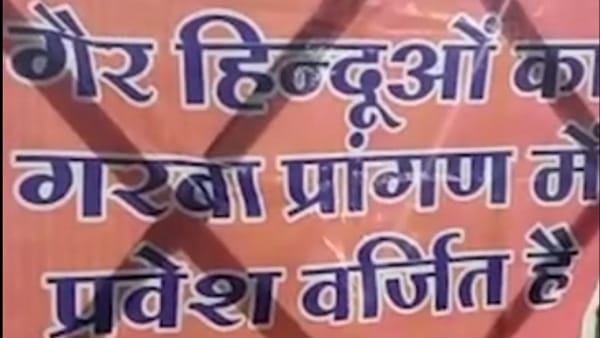 माथे पर लगाया जा रहा तिलक