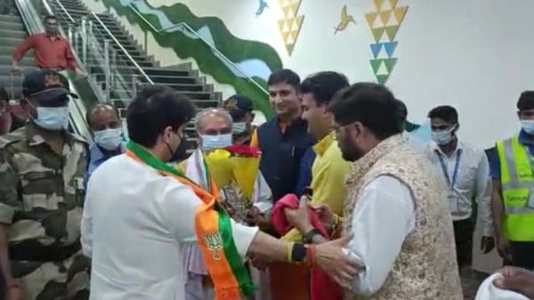 केंद्रीय मंत्री सिंधिया और तोमर दिखे एक साथ