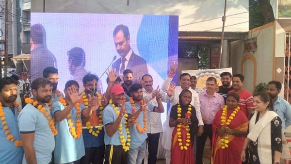 प्रमुख चौराहों पर हुआ कार्यक्रम का प्रसारण