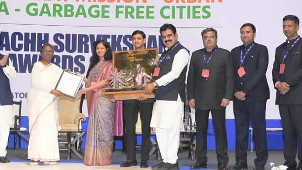 जनप्रतिनिधियों और अधिकारियों को सौंपा अवार्ड