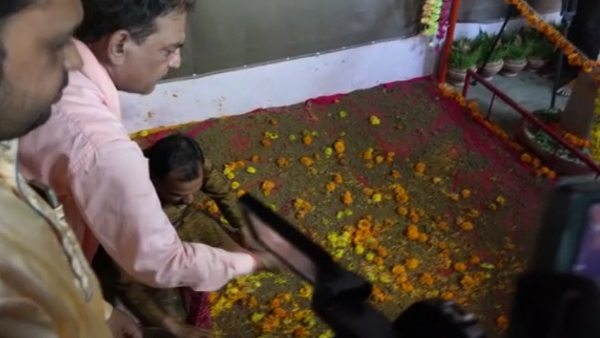 किस प्रकार ली थी भूमिगत समाधि