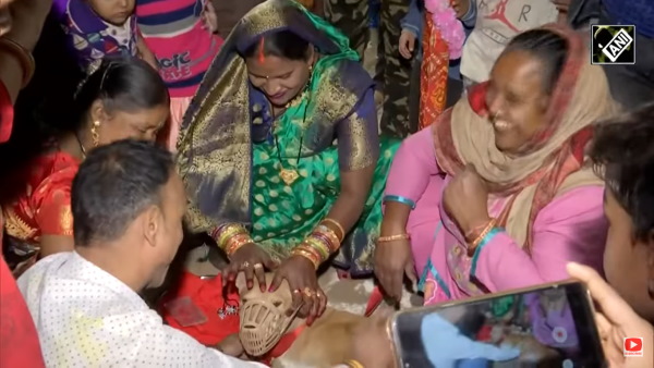 बारात में शामिल हुआ हुआ पूरा मोहल्ला