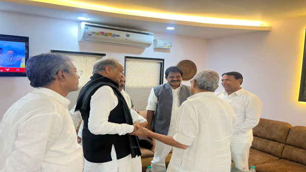 गुजरात में कांग्रेस को टक्कर में ले आए गहलोत