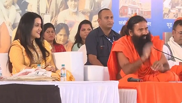 फडणवीस की पत्नी के सामने रामदेव ने कही ये बात