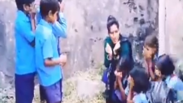 टीचर खेल रही बच्चों के साथ खूबसूरत तरीके से ये खेल
