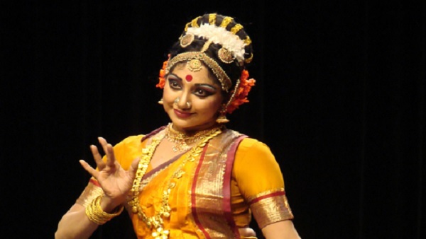 Tilak or Bindi: क्यों लगाते हैं माथे पर तिलक? Tilak or Bindi: क्यों लगाते हैं माथे पर तिलक?