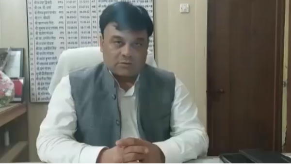 Clash between advocate and policeman on the road in Kanpur incident captured in CCTV Clash between advocate and policeman on the road in Kanpur incident captured in CCTV