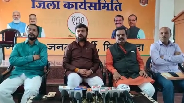 बीजेपी ने केक को बनाया सियासी मुद्दा