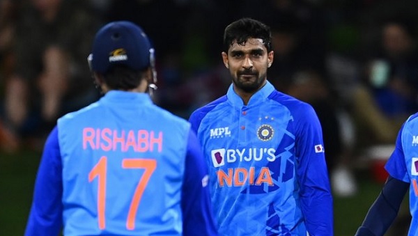 2.5 ओवर में 10 रन देकर 4 विकेट हासिल किए
