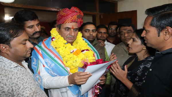 राहुल गांधी से मिलने पहुंचे धर्मेंद्र राठौड़