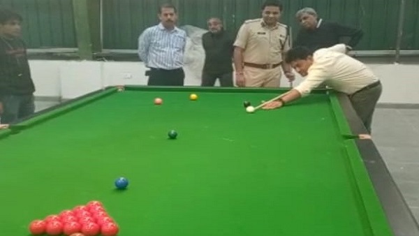 सागर एसपी क्लीन बोल्ड, कलेक्टर ने टेबिल टेनिस पर हाथ आजमाए सागर एसपी क्लीन बोल्ड, कलेक्टर ने टेबिल टेनिस पर हाथ आजमाए