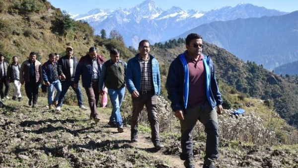 अधिकारी दूरस्थ क्षेत्रों में पहुंचकर लोगों से समस्याएं सुन रहे