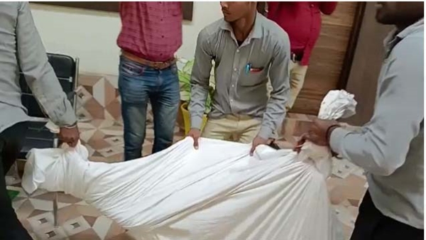 मंगलवार को मास्टर चाबी से खोला गया कमरा