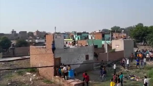 25-30 लोग छत के रास्ते घर में घुसे