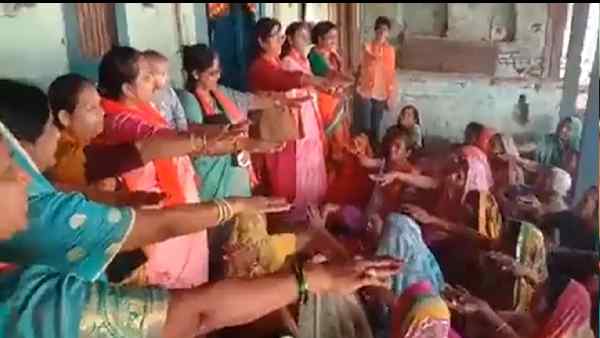 सत्यनाराय कथा के माध्यम से महिला वोटरों से संवाद