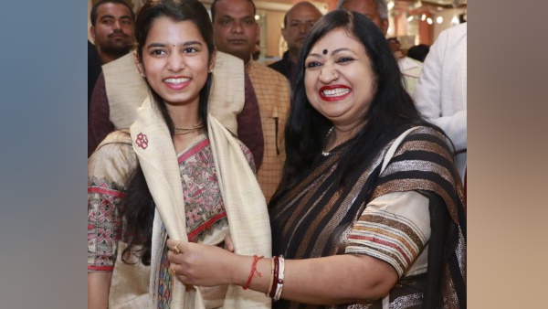 लोकगायिका नीतू कुमारी नवगीत ने सम्मानित किया