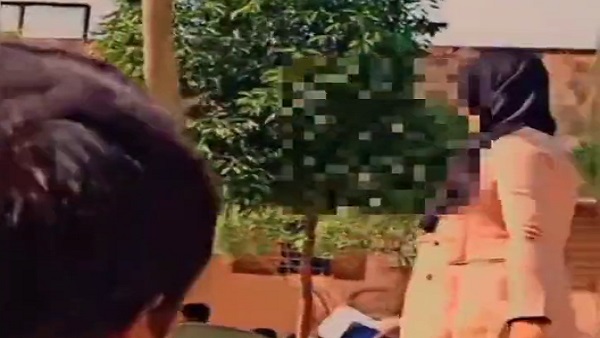 स्कूल में अकेली टीचर, जो हिजाब पहनती हैं