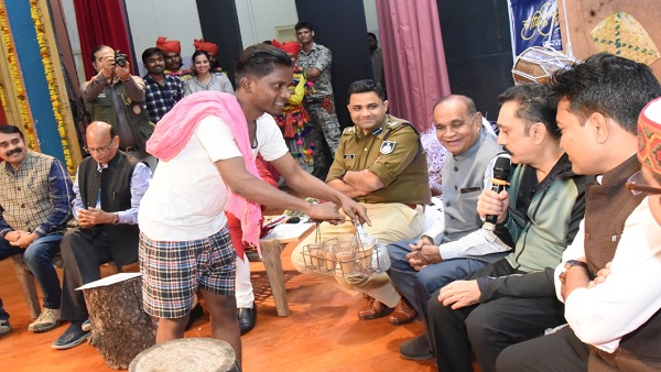 मुकेश तिवारी से विद्यार्थियों का सवाल-किसी की रैगिंग की है क्या?