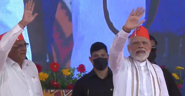 WATCH Video Of PM Narendra Modi roadshow in Vapi Valsad Gujarat WATCH Video Of PM Narendra Modi roadshow in Vapi Valsad Gujarat