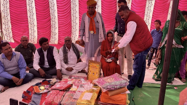 पुष्पा की शादी में सरपंच सुरेश चारण ने मामा की भूमिका निभाई