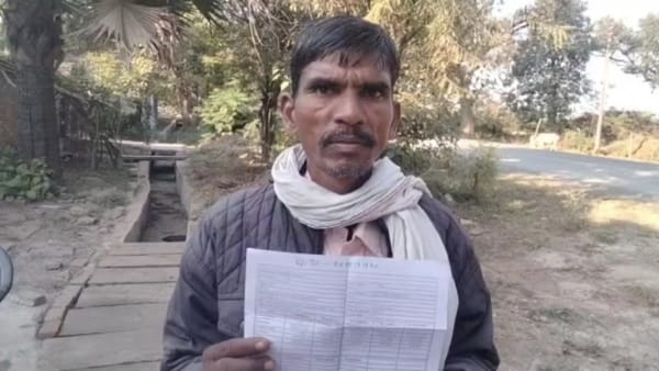 4 साल से जिंदा होने का दे रहा प्रमाण