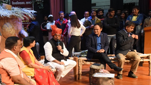 बुंदेली संवाद से छात्रों से सीधा जुड़ाव किया, हॉस्टल लाइफ के किस्से सुनाए
