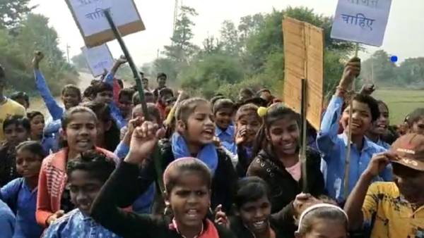 शिक्षकों ने जबरन खिलाया था ज़हरीला खाना
