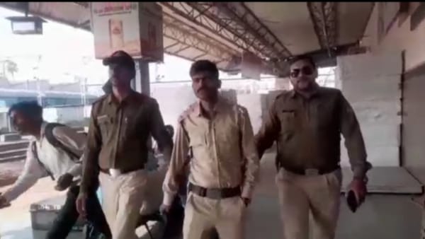 रेलवे में नौकरी के लिए जॉइनिंग लेटर दिया