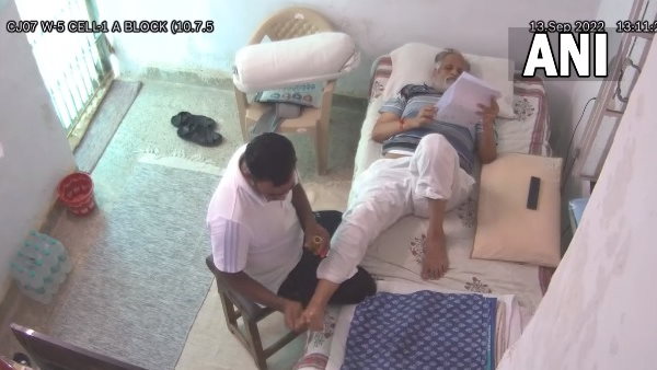 prisoner was providing massage to Satyendar Jain in viral video says official sources of Tihar Jail prisoner was providing massage to Satyendar Jain in viral video says official sources of Tihar Jail