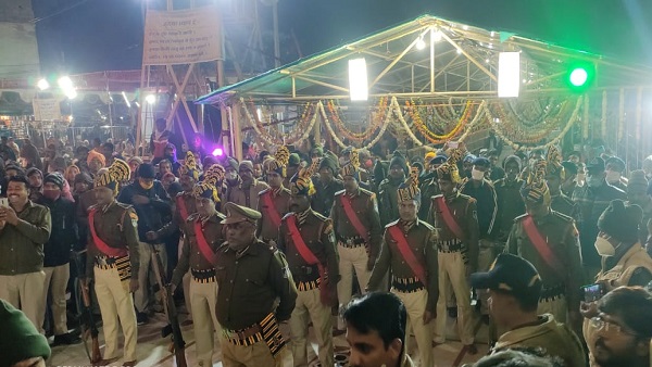मन्दिर से बाहर निकलते पुलिस बल ने श्रीराजाराम को दी सलामी