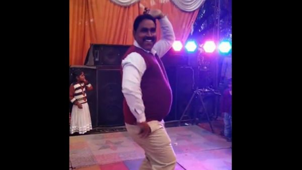 अंकल को नहीं भीड़ की परवाह