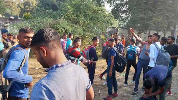 बाहरी लोगों के प्रवेश पर लगी रोक