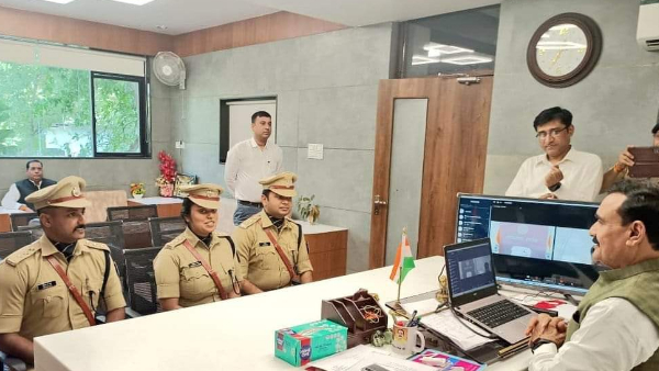 गृह मंत्री नरोत्तम मिश्रा से मिले प्रशिक्षु आईपीएस