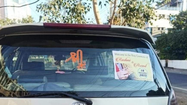 इनकम टैक्स की टीमें रिंग सेरेमनी की स्टीकर लगी गाड़ियों से पहुंची