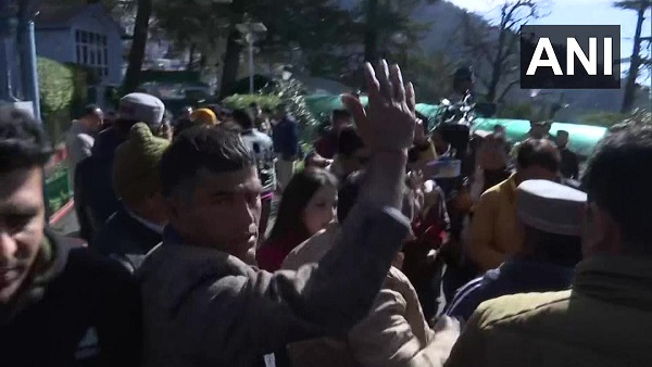 शिमला: कांग्रेस में जश्न, कार्यकर्ताओं का करा रहे मुंह मीठा शिमला: कांग्रेस में जश्न, कार्यकर्ताओं का करा रहे मुंह मीठा