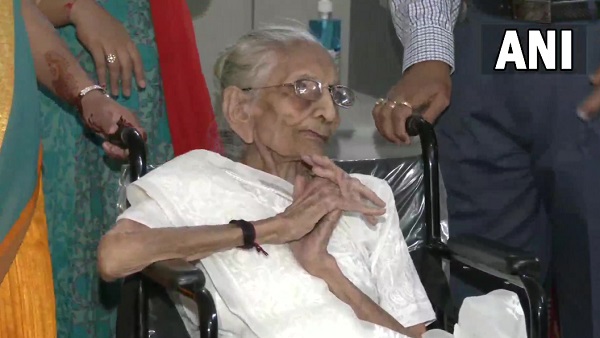 पीएम मोदी की मां ने भी डाला वोट