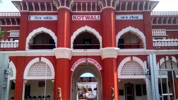 ब्यूटीशियन के खिलाफ FIR दर्ज