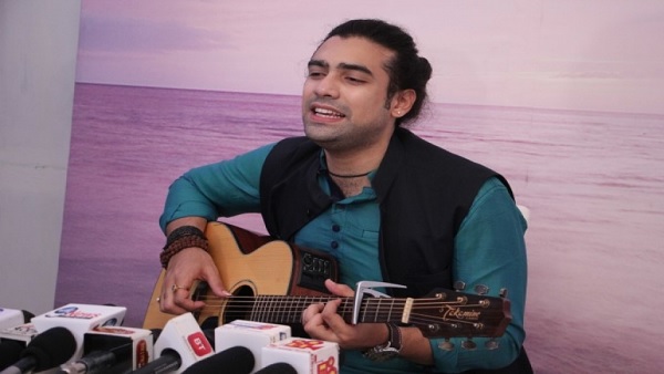 दाएं हाथ में हुआ है फ्रैक्चर