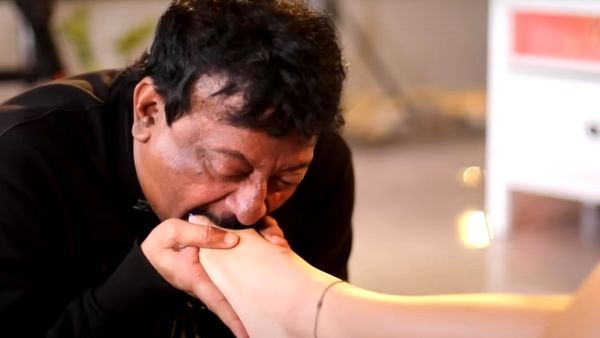 जमीन पर बैठे हुए हैं डायरेक्टर