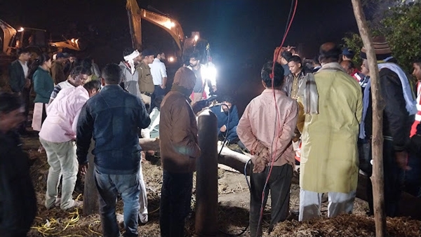 30 फीट दूर 3 जेसीबी से खुदाई