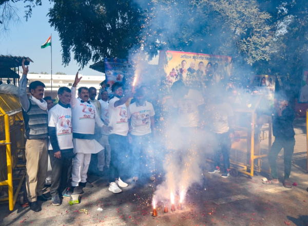दिल्ली दफ्तर के बाहर जश्न