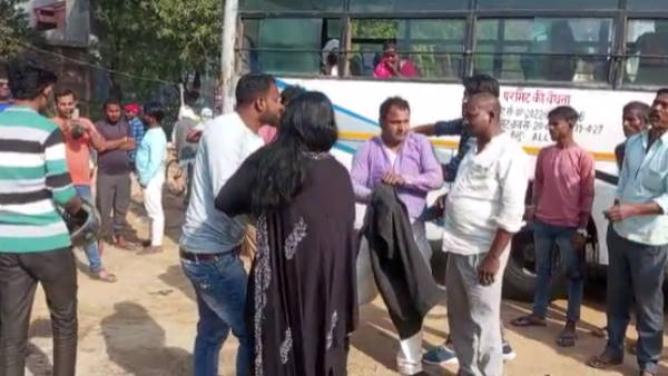 Maharajganj Wife caught red-handed in guest house with main lover thrashed with friends video viral Maharajganj Wife caught red-handed in guest house with main lover thrashed with friends video viral