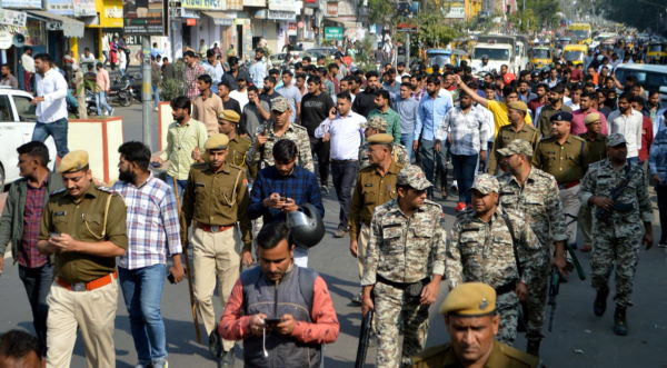 पिता के शव के पास रोती रही बेटी