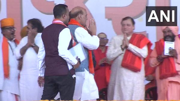 राजनाथ सिंह मंच पर पहुंचे