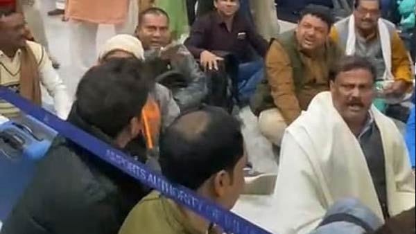 मुख्य टर्मिनल भवन में किए नारेबाजी