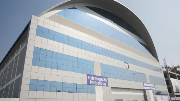परिजनों को ट्रेन में बिठाने के बाद सावधानी से उतरे