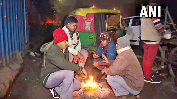 सोशल मीडिया पर मीम्स की बाढ़