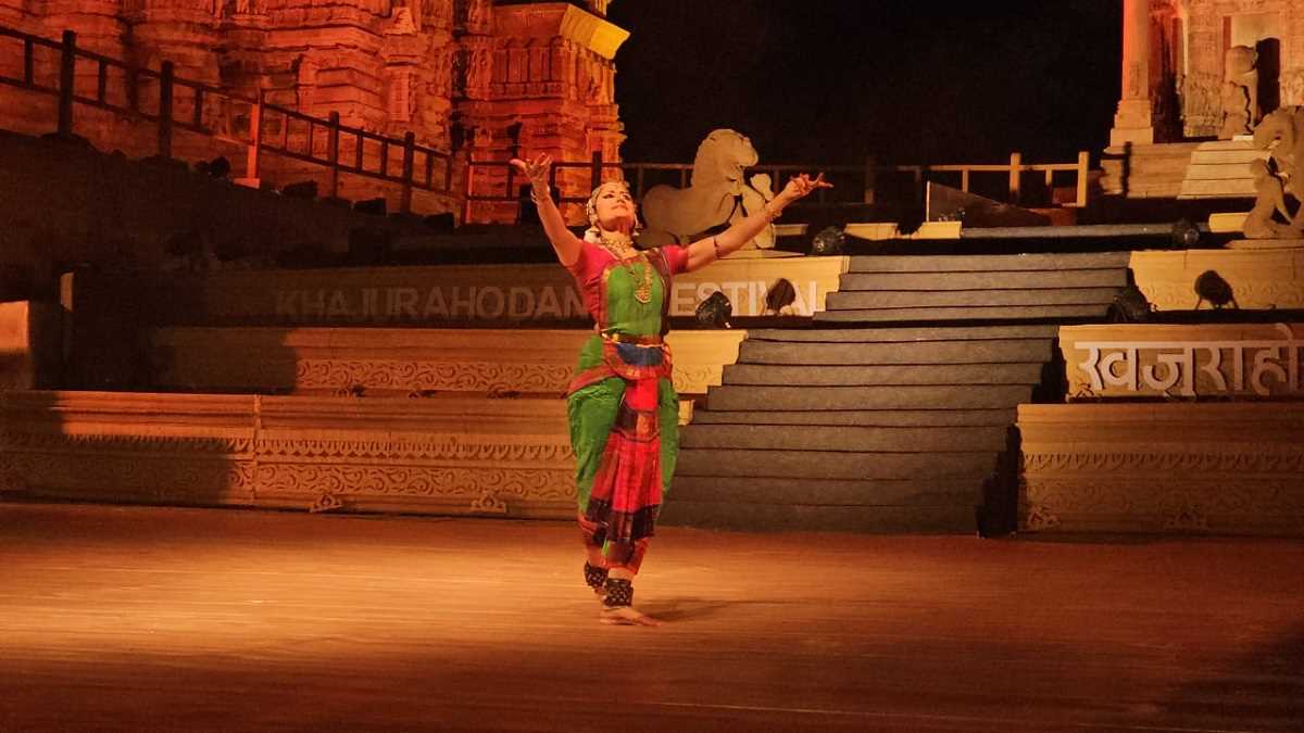 Khajuraho Dance Festival2023 खजुराहो में जानकी रंगराजन के भरतनाट्यम